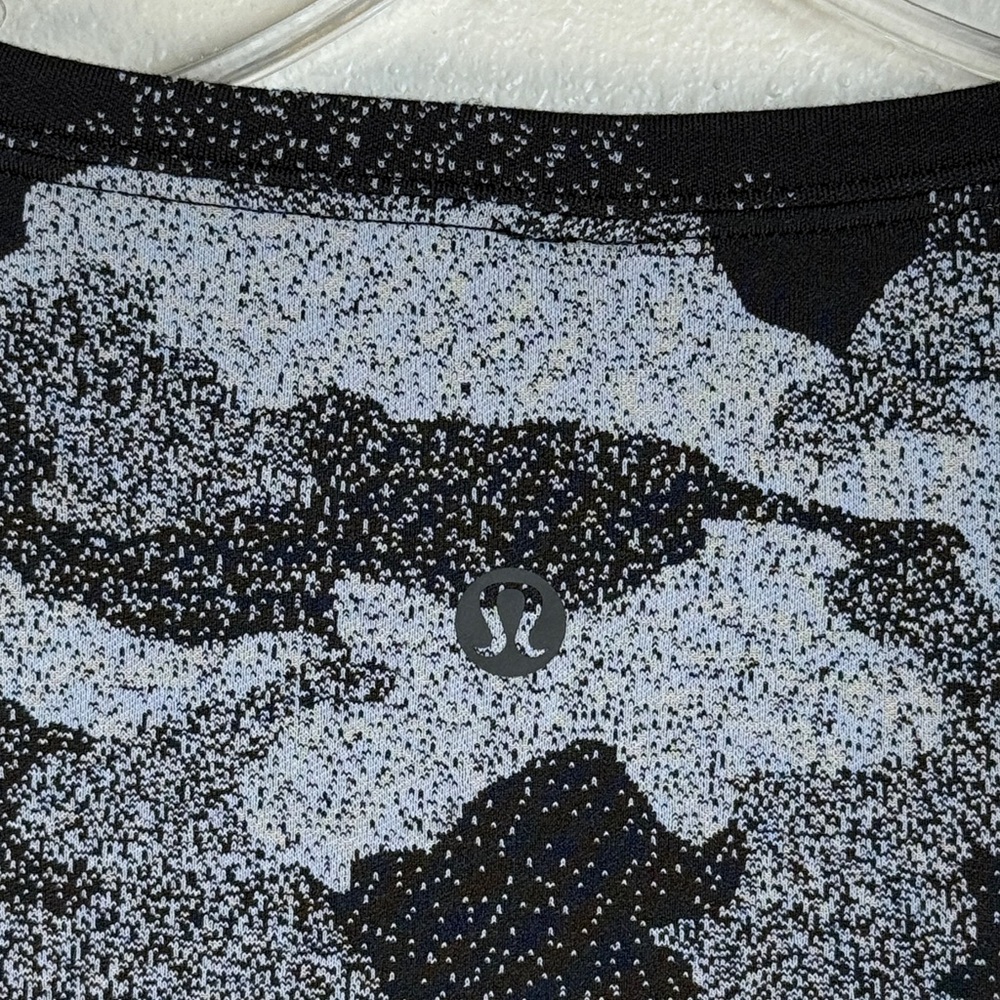 Lululemon Cates Tee‎ Shirt Top Women 4 Black Gray Camo Stretch Sporty Gorpcore - Picture 10 of 14